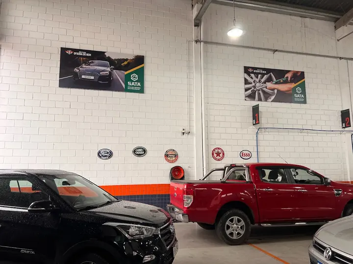Carros Hyundai e Volkswagen na oficina