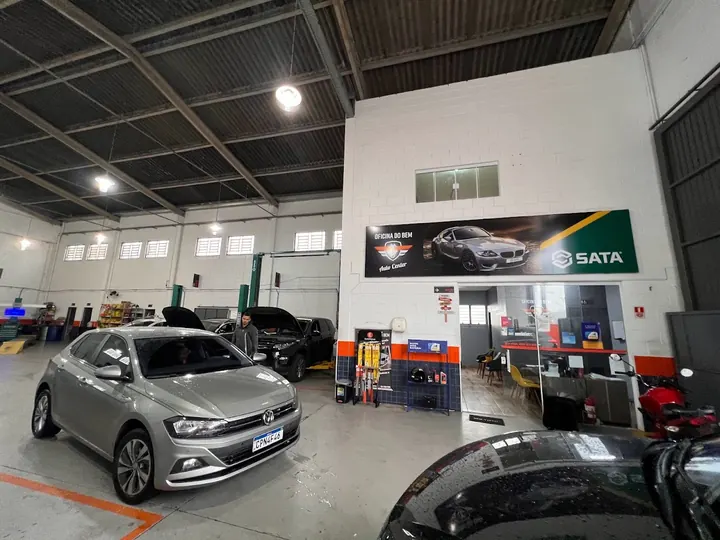 Carros em atendimento na Oficina do Bem
