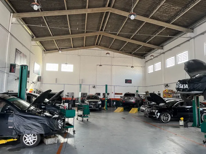 Pátio da oficina com carros